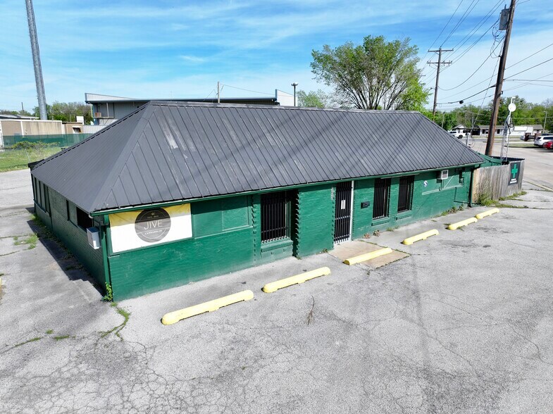 Primary Photo Of 500 N J. M. Davis Blvd, Claremore Restaurant For Sale