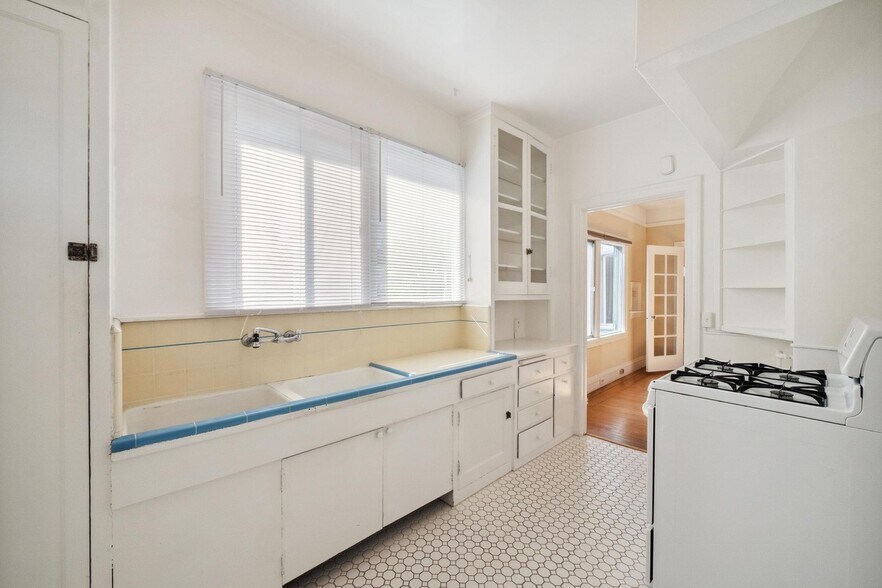 More Photos Of 309 63rd St, Oakland Apartments For Sale