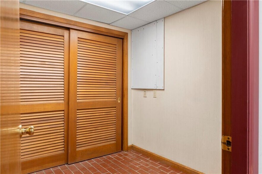 More Photos Of 63 Bleachery Ct, Warwick Distribution For Sale