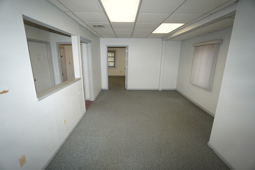 More Photos Of 924 N Wood Ave, Linden Medical For Lease