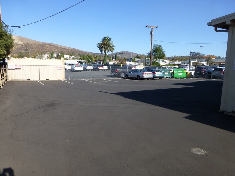 More Photos Of Busy Street Retail Small Rare Space, Thousand Oaks Storefront Retail Office For Lease