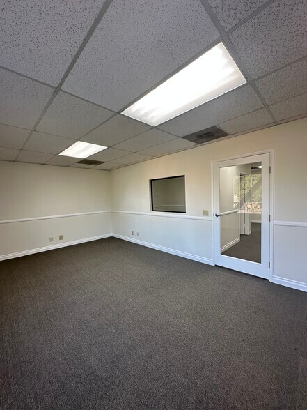 More Photos Of 2340 Plaza Del Amo, Torrance Office For Lease