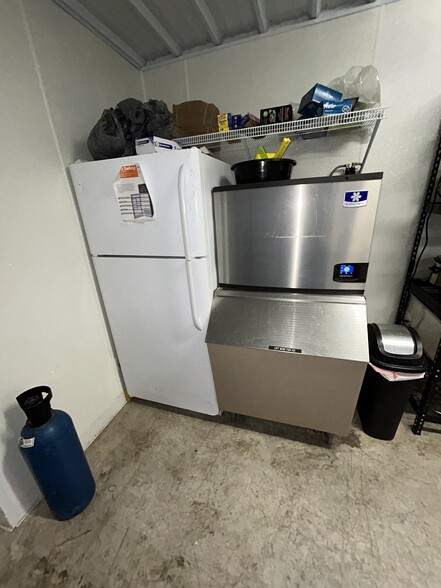 More Photos Of 1002 Cross st, Robinson Restaurant For Sale