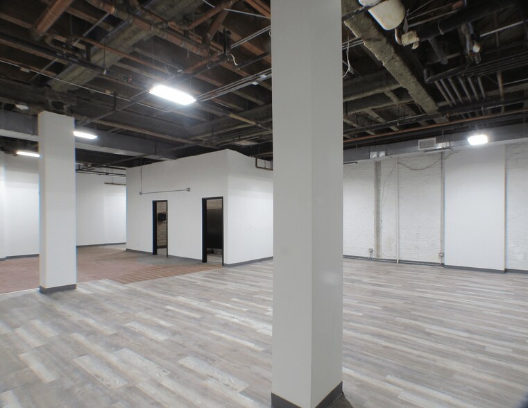 More Photos Of 160 E Grand Ave, Chicago Office For Lease