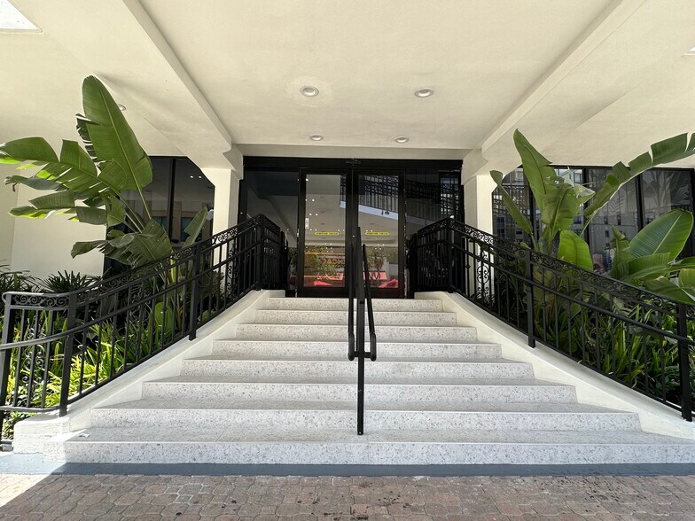 More Photos Of 1925 Harrison St, Hollywood Hotel For Lease