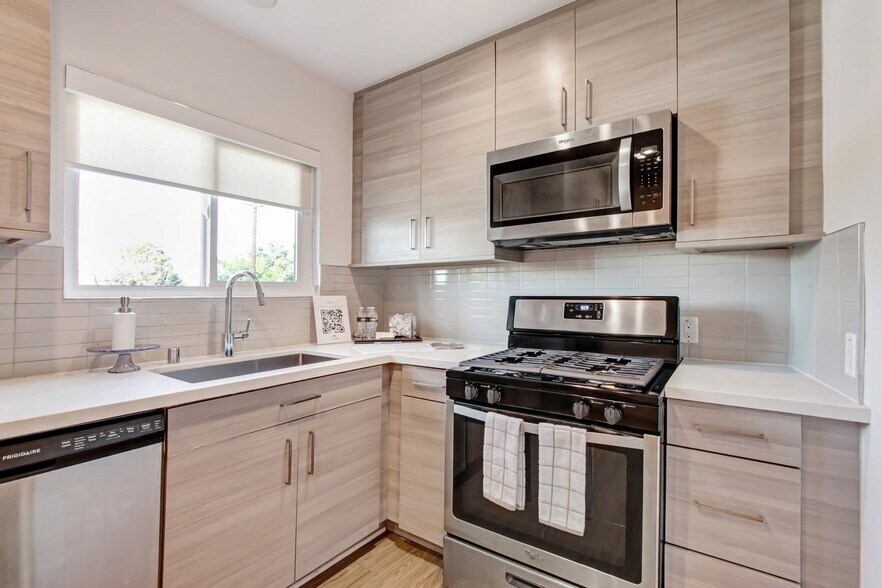 More Photos Of 700 S 6th St, Burbank Apartments For Sale