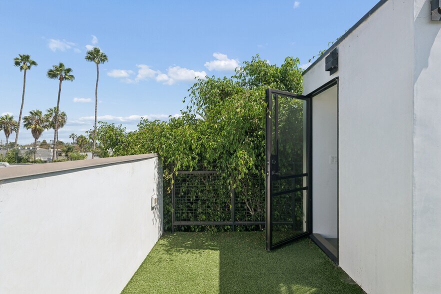 More Photos Of 1317 Cabrillo Ave, Venice Flex For Sale