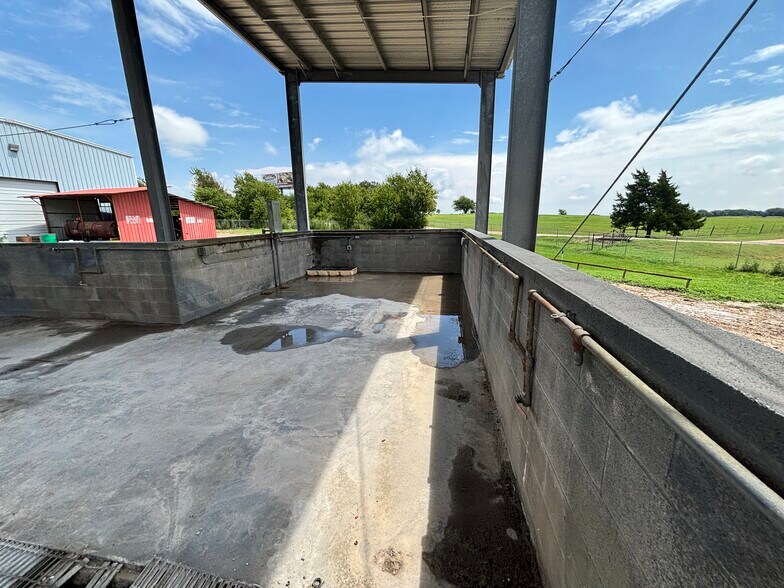 More Photos Of 10959 Highway 290 W, Brenham Warehouse For Sale