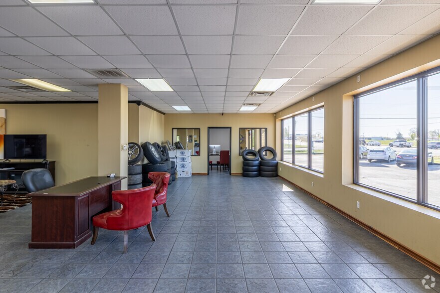 More Photos Of 200 SW Regional Airport Blvd, Bentonville General Retail For Sale