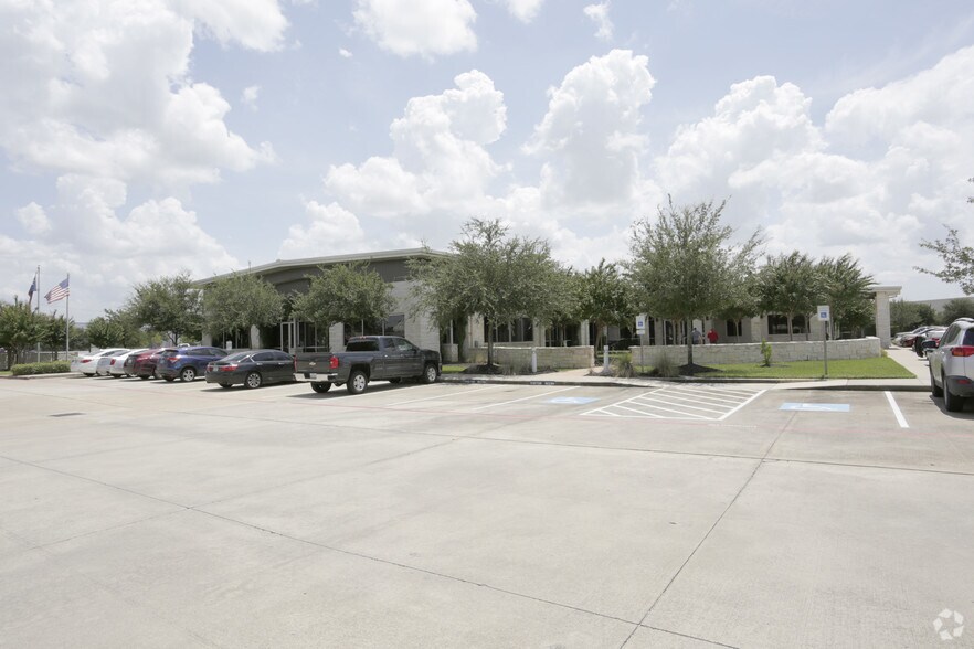 More Photos Of 9977 W Sam Houston Pky N, Houston Office For Lease