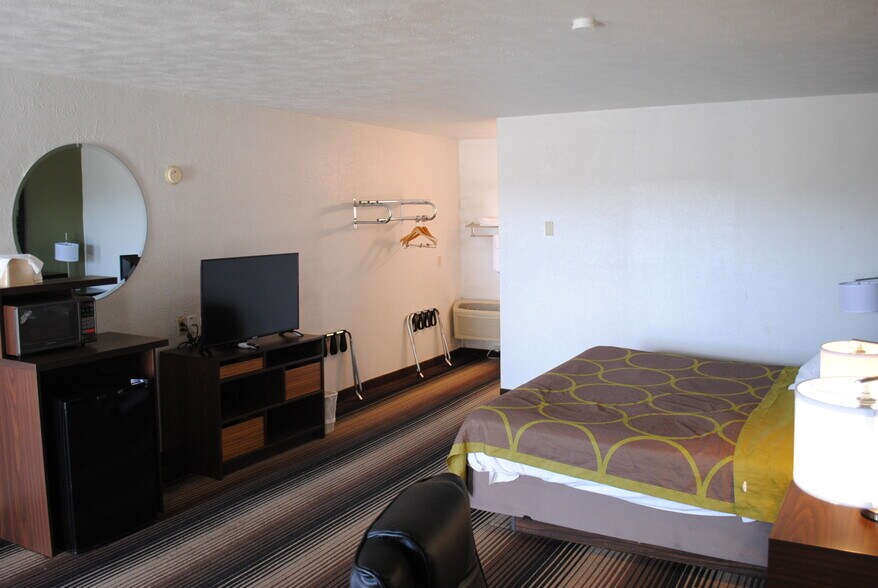 More Photos Of 930 6th St, Wells Hotel For Sale