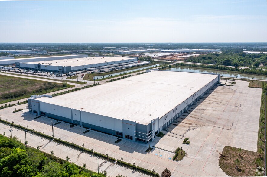 More Photos Of 411 Cravens Rd, Missouri City Warehouse For Lease