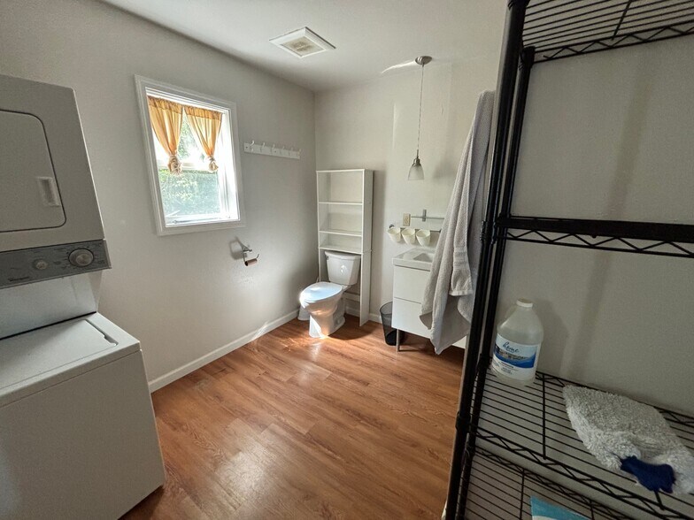 More Photos Of 15350 NE Sandy Blvd, Portland Office Residential For Sale