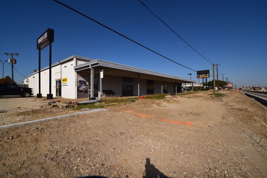 More Photos Of 1039 N Loop 12 Blvd, Irving Light Manufacturing For Sale