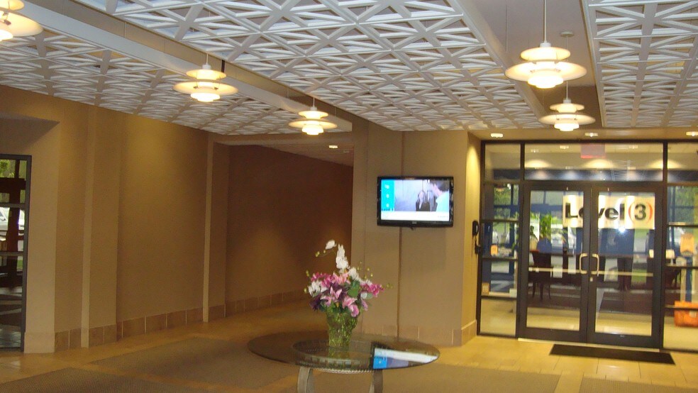 More Photos Of 10 Airline Dr, Albany Office For Lease
