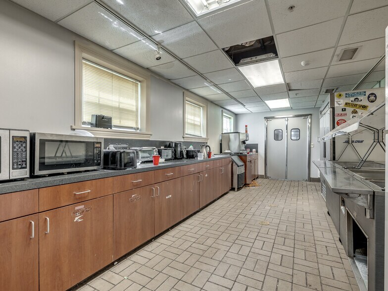 More Photos Of 702 S Lahoma Ave, Norman Dormitory For Sale
