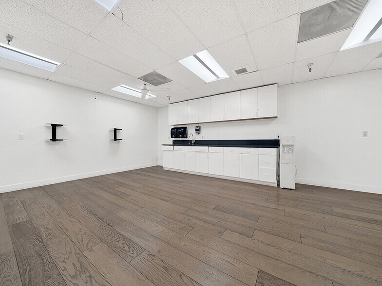 More Photos Of 3501 W Garry Ave, Santa Ana Warehouse For Lease