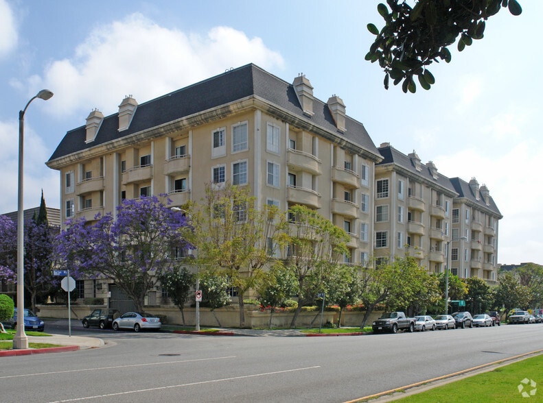 More Photos Of 8811 Burton Way, Los Angeles Apartments For Sale