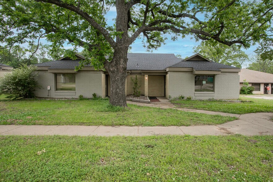 More Photos Of 707 N Waldrip St, Grand Saline Hospital For Sale