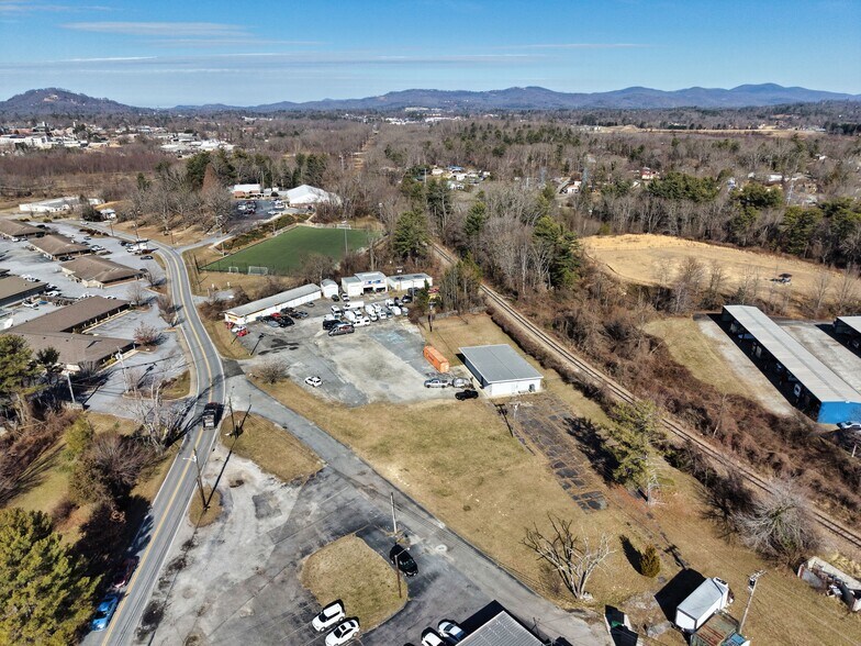 More Photos Of 802 S Grove St, Hendersonville Flex For Sale