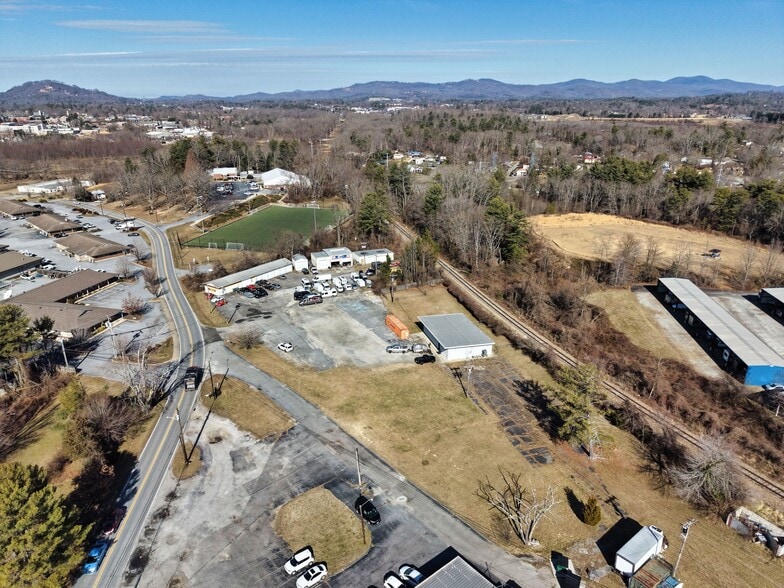 More Photos Of 802 S Grove St, Hendersonville Flex For Lease