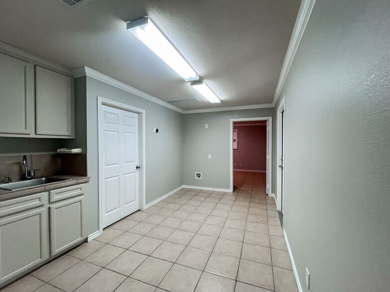 More Photos Of 4323 Alexis Ct, College Station Warehouse For Lease