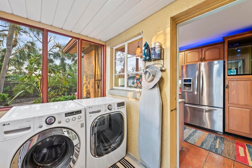 More Photos Of 941 Virginia Dr, Sarasota Specialty For Sale