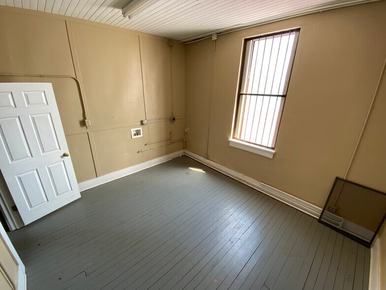 More Photos Of 121 S Henderson St, Rusk Restaurant For Sale