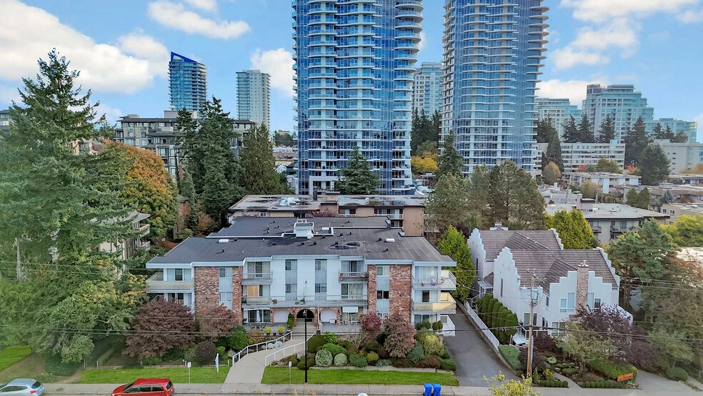 More Photos Of 1520 Blackwood St, White Rock Apartments For Sale