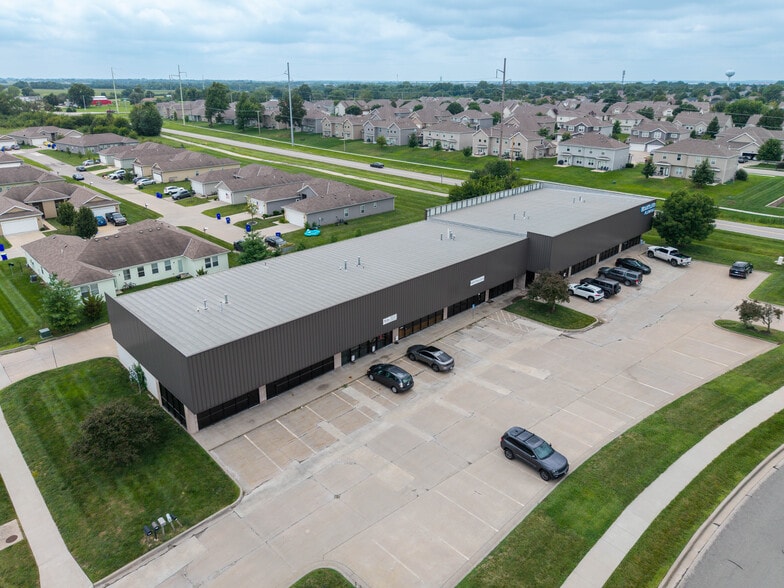 More Photos Of 800 Creekside Dr, Gardner Showroom For Sale