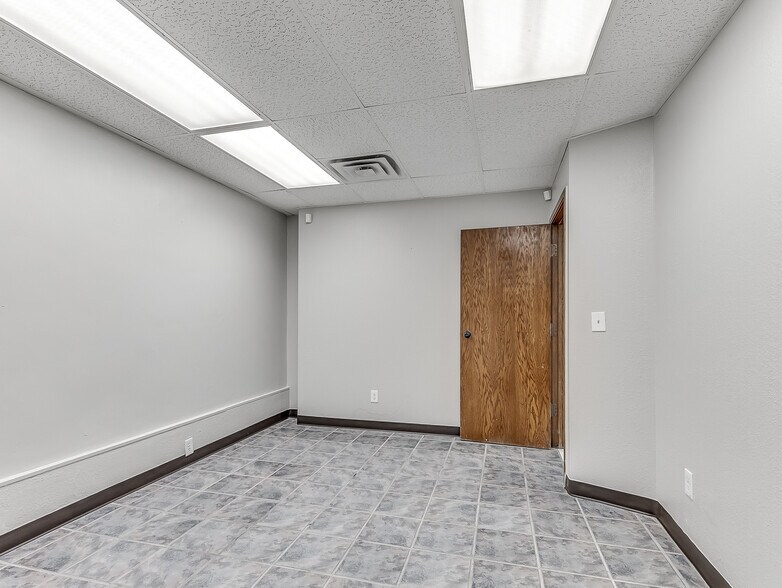 More Photos Of 901 N Virginia Ave, Oklahoma City Manufacturing For Sale