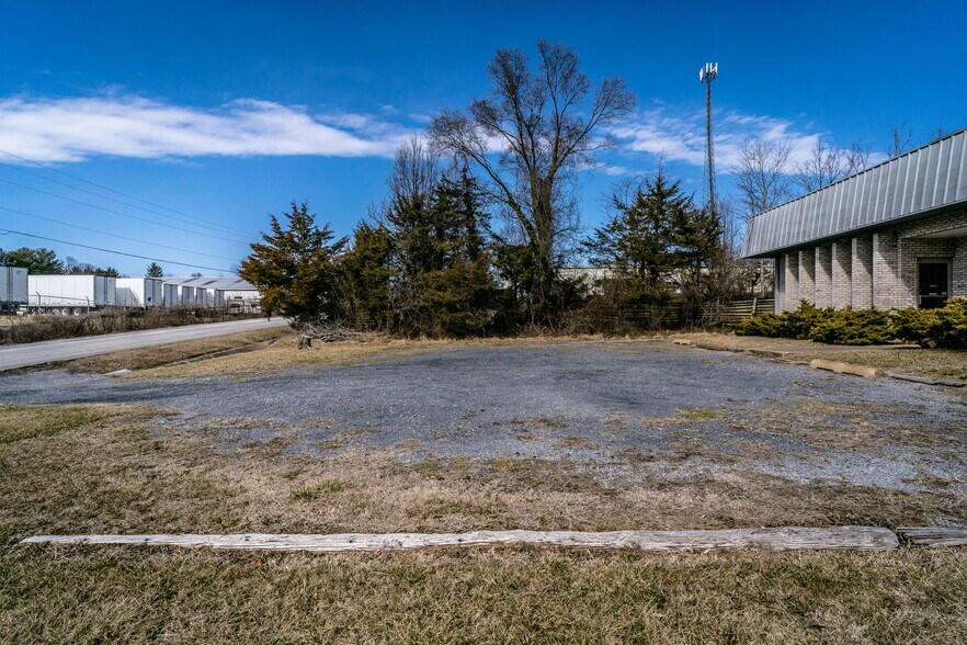 More Photos Of 52 Mid Valley, Verona Light Manufacturing For Sale