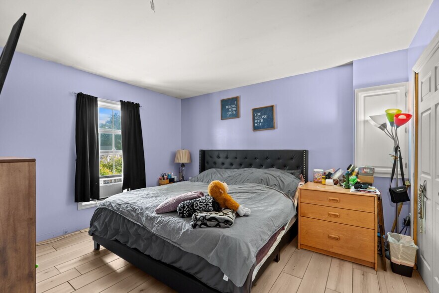 More Photos Of 25 Beacon St, Amesbury Showroom For Sale