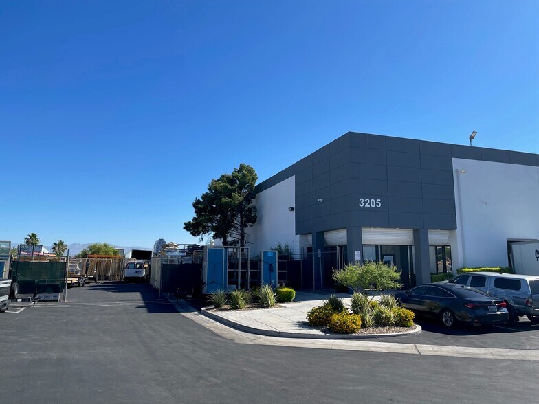 More Photos Of 3205-3221 Polaris Ave, Las Vegas Warehouse For Lease