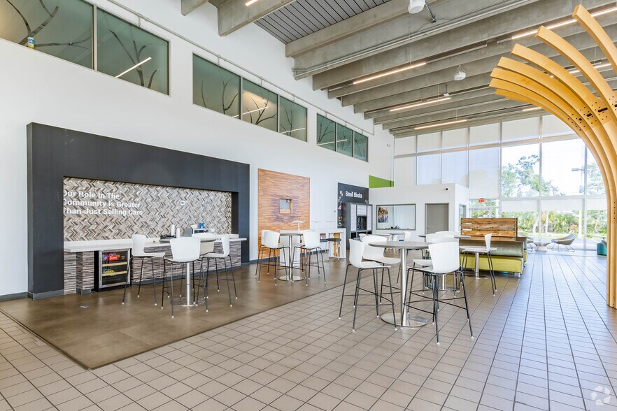 More Photos Of 4636 N Dale Mabry Hwy, Tampa Auto Dealership For Lease