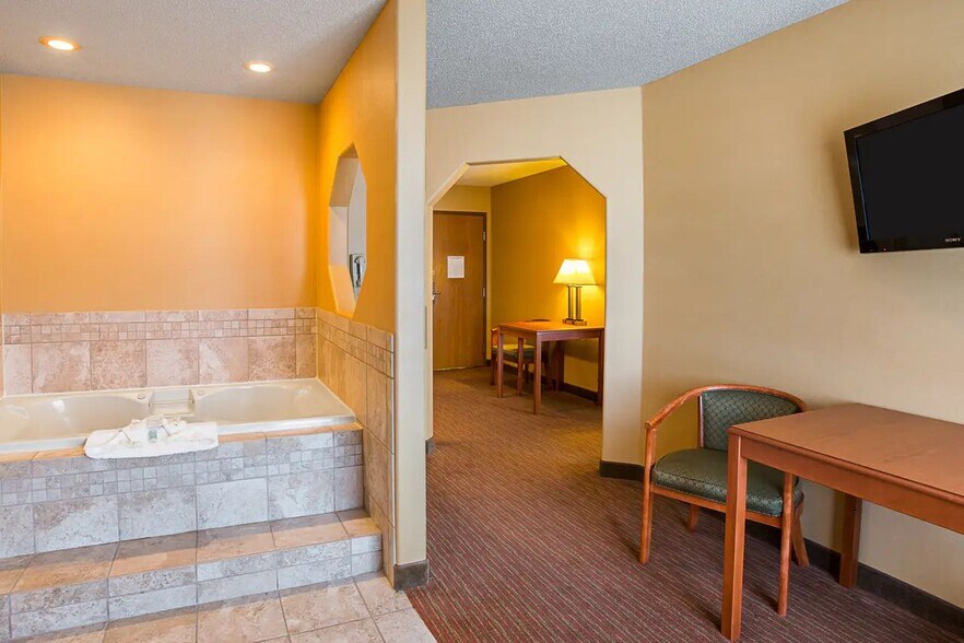 More Photos Of 3815 S Lincoln Ave, York Hotel For Sale