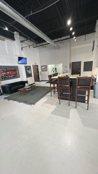 More Photos Of 10640-10650 Gateway Blvd, Creve Coeur Light Distribution For Lease