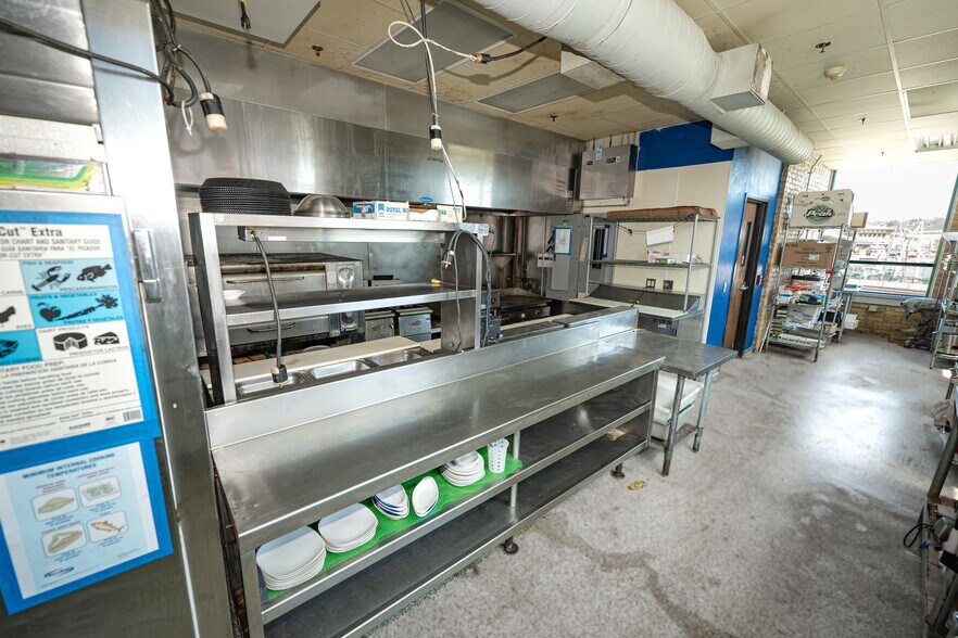 More Photos Of 100 Main St, Dubuque General Retail For Lease