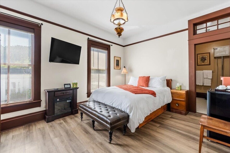 More Photos Of 315 Main St, Ferndale Hotel For Sale