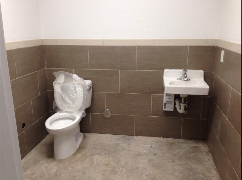 More Photos Of 5681 Crater Lake Hwy, Central Point Warehouse For Lease