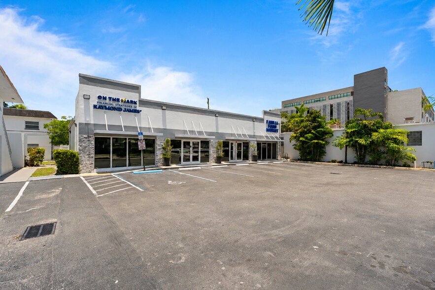 Primary Photo Of 3655 N Dixie Hwy, Oakland Park General Retail For Lease
