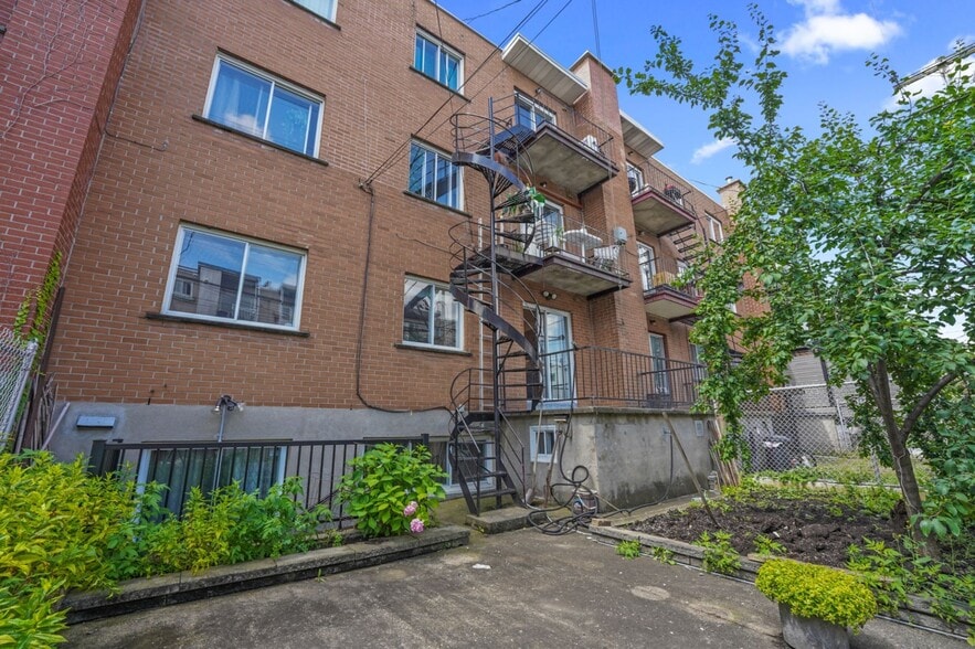 More Photos Of 6961 - 6965 Av Wiseman, Montréal Apartments For Sale