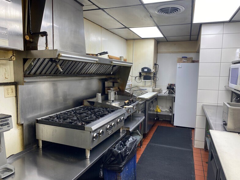 More Photos Of 5700 Bluffton Rd, Fort Wayne Restaurant For Sale