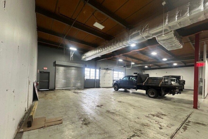 More Photos Of 7 Aerial Way, Syosset Showroom For Lease