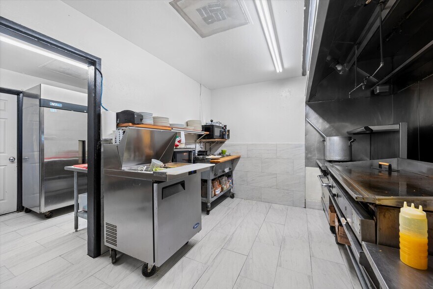 More Photos Of 614 W Central Ave, Wiggins General Retail For Sale