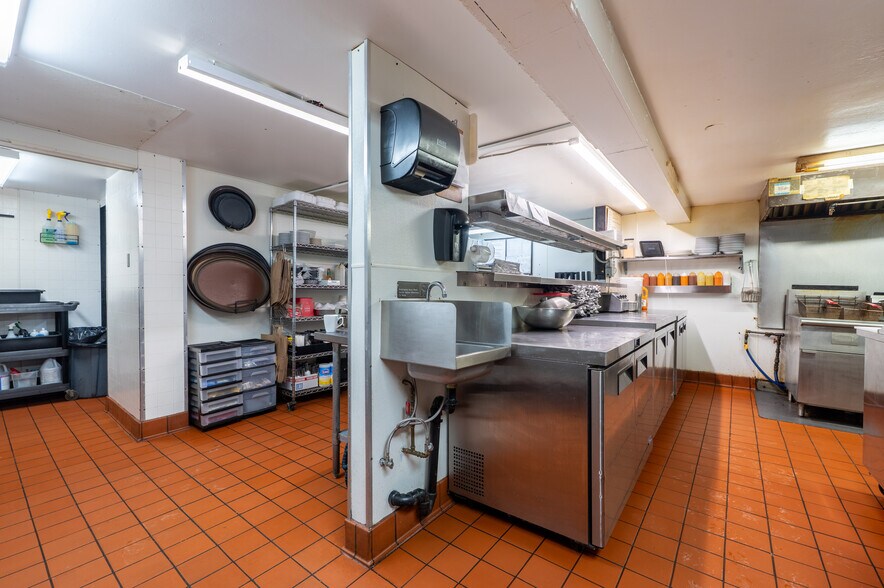 More Photos Of 127 S Broadway St, New Philadelphia Storefront Retail Office For Sale