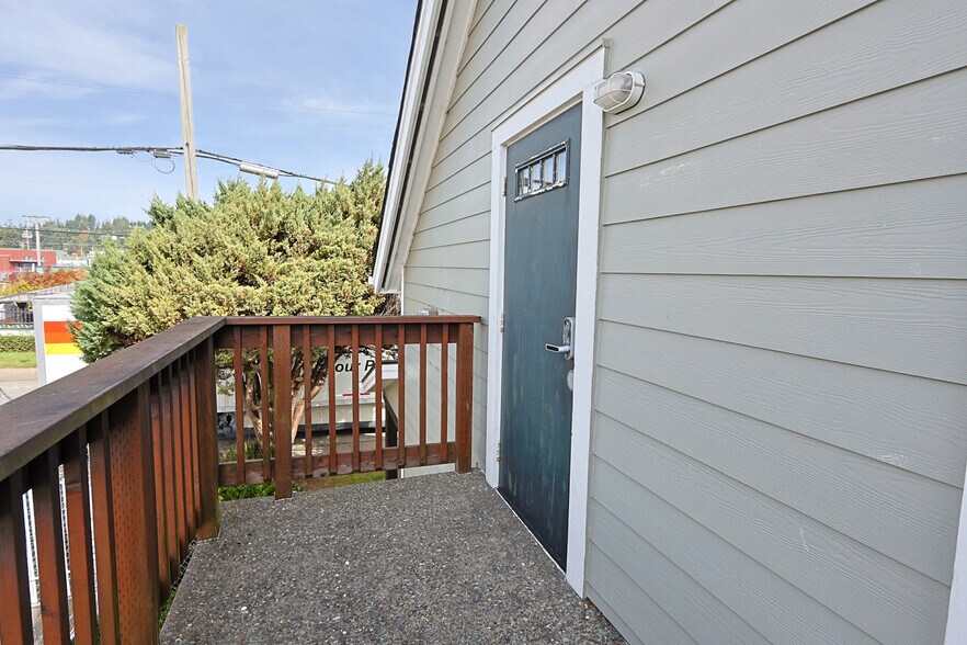 More Photos Of 137 Hall Ave, Coos Bay Office For Sale