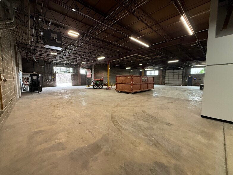 More Photos Of 5247-5261 W Harrison St, Chicago Warehouse For Sale