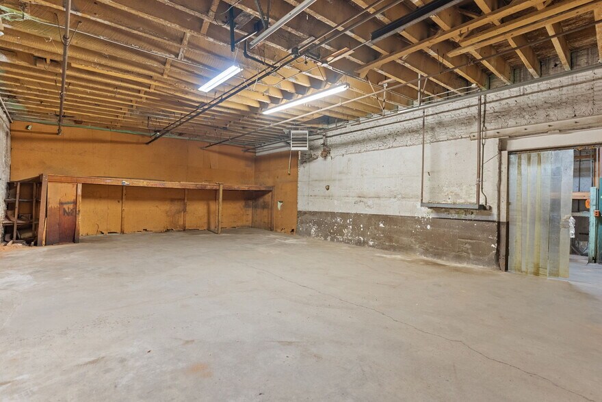 More Photos Of 314 E Market St, Warsaw Showroom For Sale
