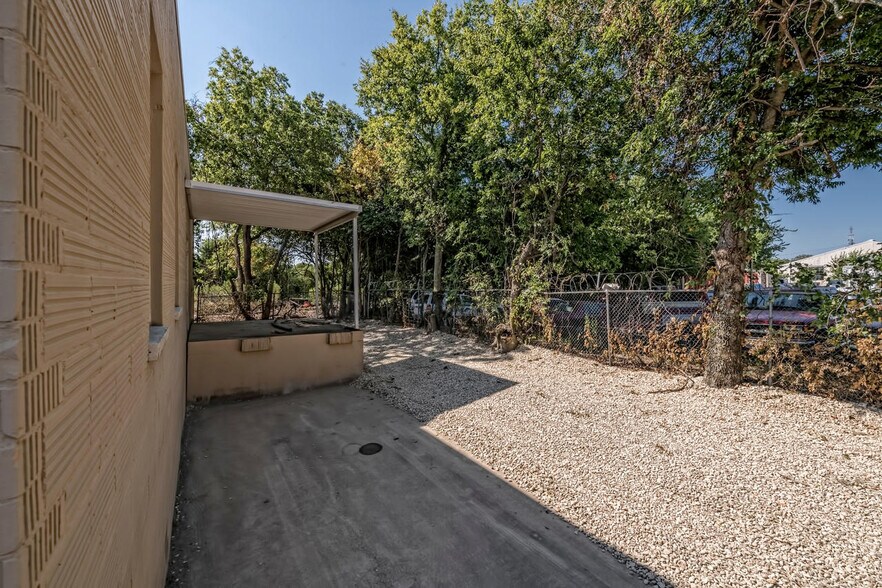 More Photos Of 205 S 26th St, Waco Warehouse For Lease